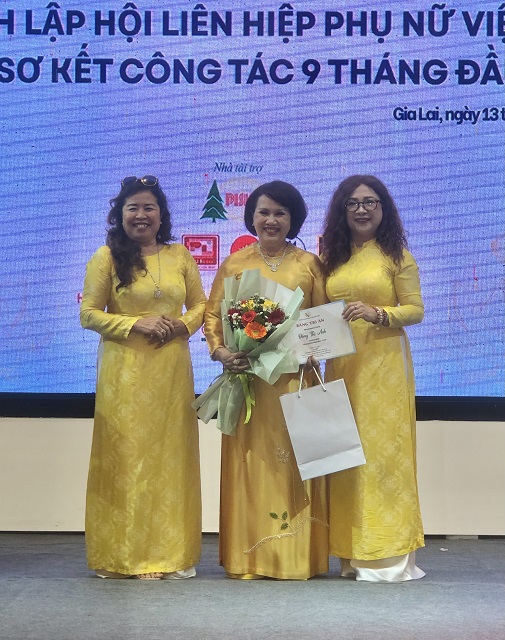 Ban tổ chức tri ân các nhà tài trợ. Ảnh: VH