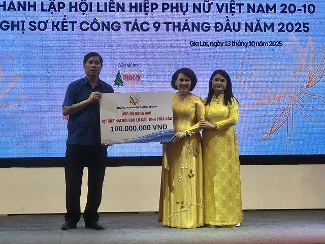 Ông Trần Minh Sơn (bìa trái) nhận bảng tượng trưng 100.000.000 đồng của Hội Nữ doanh nhân Bình Định. Ảnh: Viết Hiền