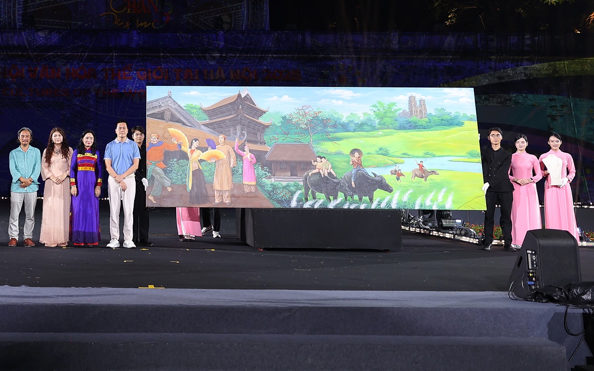 Đại diện Tập đoàn T&T Group và Ngân hàng SHB đấu giá thành công bức tranh của họa sĩ Ngô Bá Hoàng với giá 1 tỷ đồng Đại diện Tập đoàn T&T Group và Ngân hàng SHB đấu giá thành công bức tranh của họa sĩ Ngô Bá Hoàng với giá 1 tỷ đồng