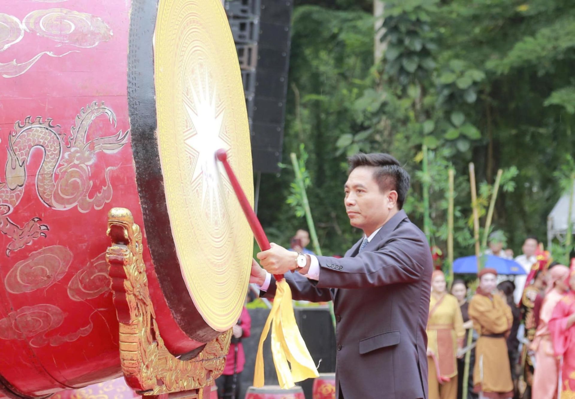 Đồng chí Nguyễn Doãn Anh, Ủy viên Trung ương Đảng, Bí thư Tỉnh ủy đánh trống khai hội.