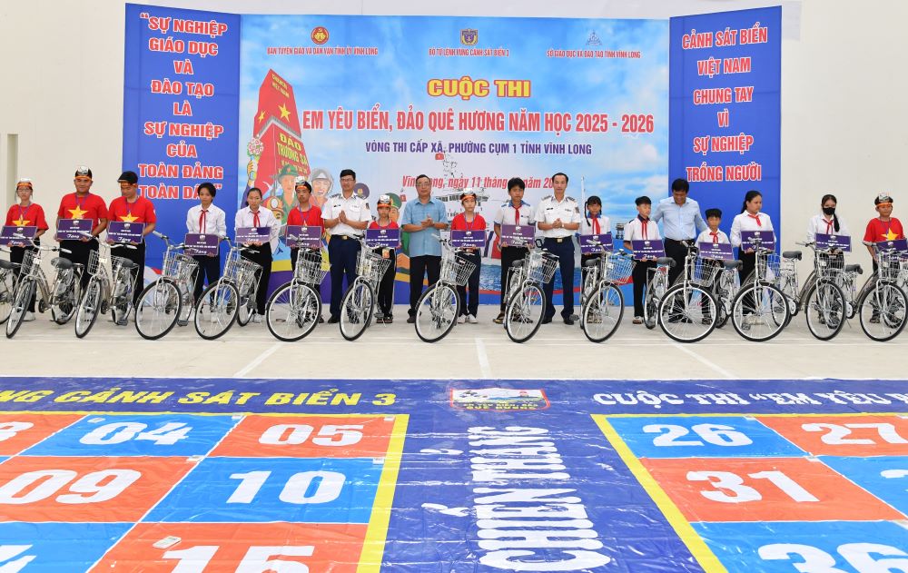 Ban Tổ chức tặng xe đạp cho các em học sinh nghèo có hoàn cảnh khó trên địa các xã, phường Cụm thi số 1