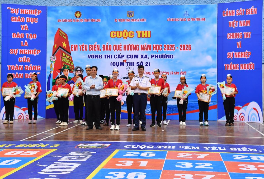 Ban Tổ chức trao giải nhất cho em học sinh đạt giải nhất vòng thi trwucj tiếp cụm xã, phường (cụm thi số 2)