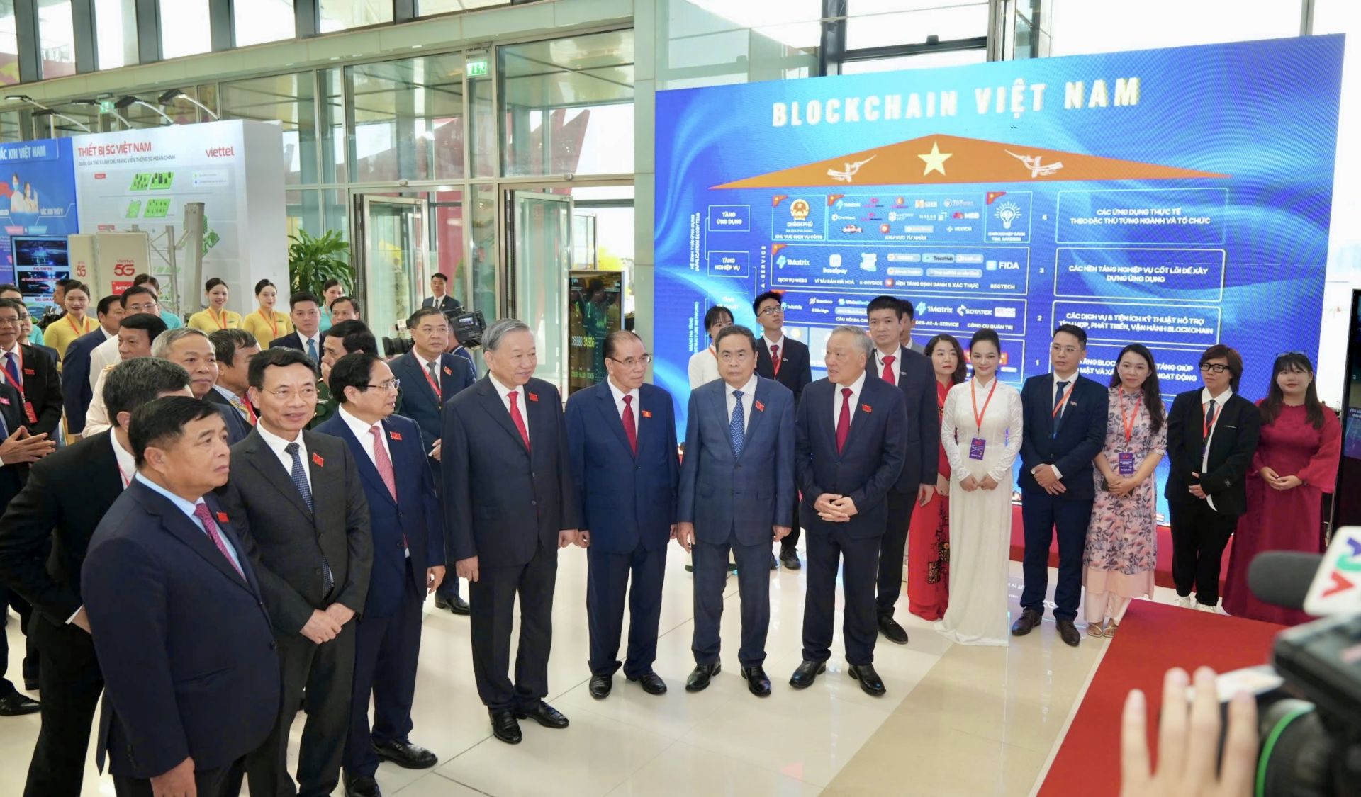 Các lãnh đạo Đảng, Chính phủ tham quan triển lãm và khu vực trưng bày Mạng Dịch vụ Đa chuỗi Blockchain Việt Nam (VBSN). Các lãnh đạo Đảng, Chính phủ tham quan triển lãm và khu vực trưng bày Mạng Dịch vụ Đa chuỗi Blockchain Việt Nam (VBSN).