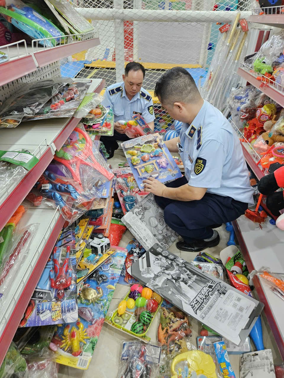 Lực lượng chức năng kiểm tra hàng hóa