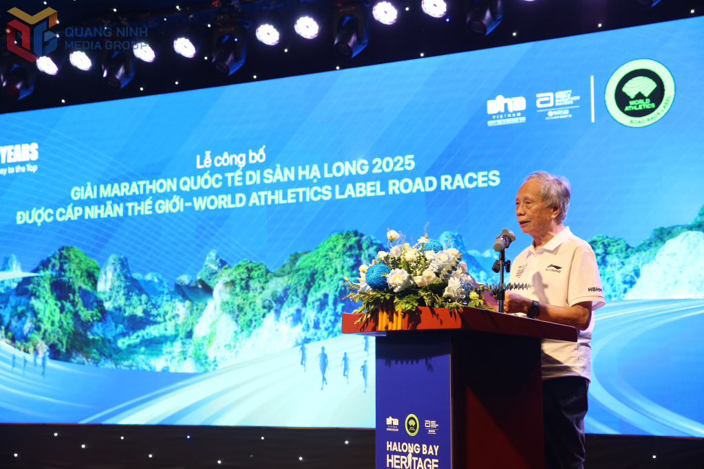 PGS. TS Nguyễn Trí, Tổng Giám đốc Công ty DHA Việt Nam, đơn vị chủ sở hữu và tổ chức Giải Marathon Quốc tế Di sản Hạ Long 2025 phát biểu tại buổi lễ.