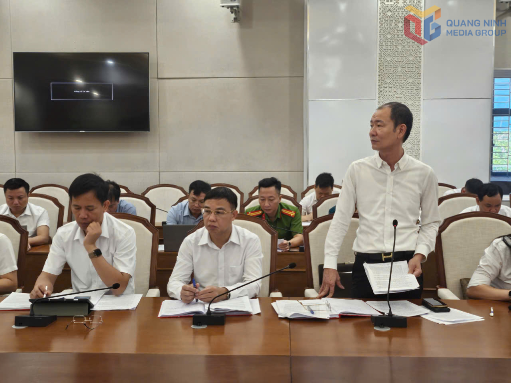 Đại diện các phường phát biểu tại cuộc họp. Đại diện các phường phát biểu tại cuộc họp.