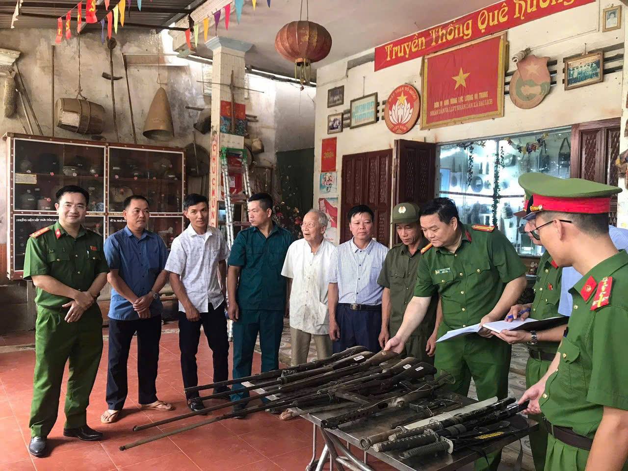 Công an tỉnh Lào Cai đẩy mạnh cao điểm vận động thu hồi vũ khí, vật liệu nổ, công cụ hỗ trợ và pháo