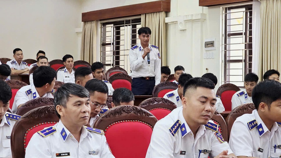 Chiến sĩ tham gia ý kiến phát biểu đối thoại với Thủ trưởng Bộ Tư lệnh Vùng