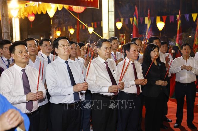 Chủ tịch Quốc hội Trần Thanh Mẫn và đoàn đại biểu rước Văn tế, dâng hương tưởng niệm Đức thánh Trần tại Đền Kiếp Bạc. Ảnh: Doãn Tấn/TTXVN