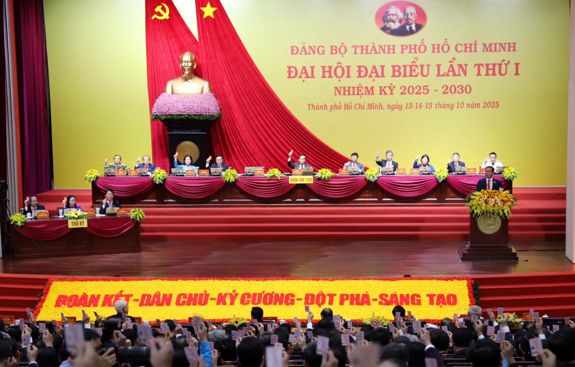 Toàn cảnh phiên trù bị Đại hội đại biểu Đảng bộ TP. HCM lần thứ I, nhiệm kỳ 2025 - 2030