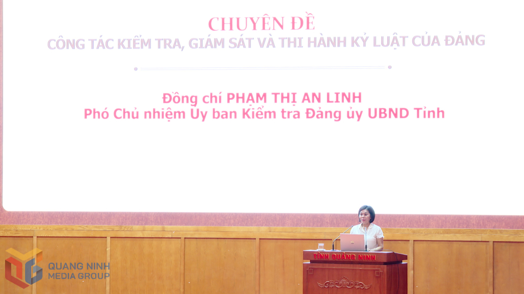 Lãnh đạo Ban Tổ chức Đảng ủy UBND tỉnh Quảng Ninh trình bày nội dung tập huấn về công tác tổ chức xây dựng Đảng. Lãnh đạo Ban Tổ chức Đảng ủy UBND tỉnh Quảng Ninh trình bày nội dung tập huấn về công tác tổ chức xây dựng Đảng.