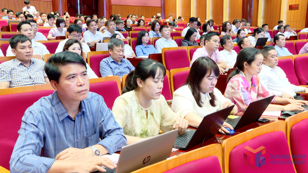 Các bí thư, phó bí thư, cấp ủy viên cấp cơ sở và đảng viên giúp việc cho cấp ủy viên cơ sở tham dự buổi tập huấn. Các bí thư, phó bí thư, cấp ủy viên cấp cơ sở và đảng viên giúp việc cho cấp ủy viên cơ sở tham dự buổi tập huấn.