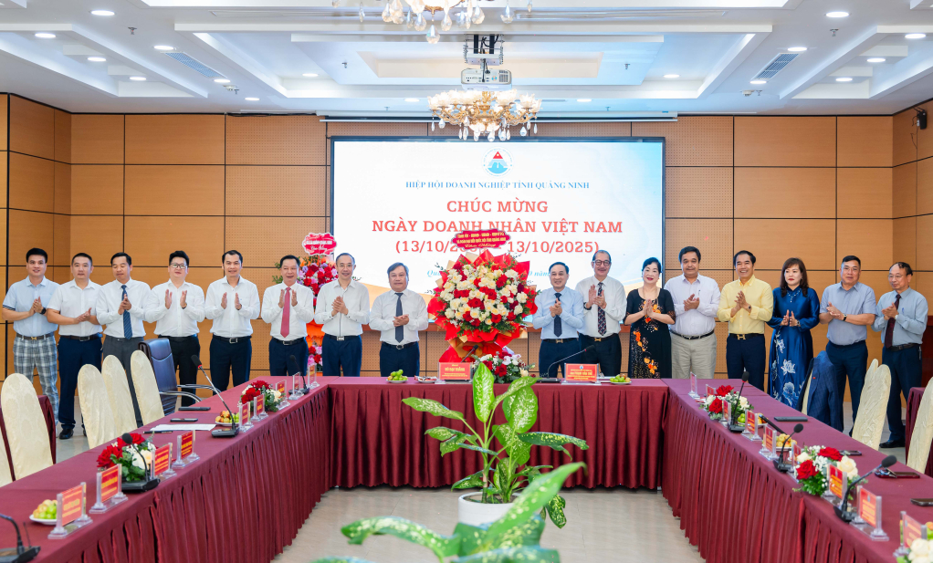 Ông Vũ Đại Thắng, Ủy viên Trung ương Đảng, Bí thư Tỉnh ủy, Trưởng đoàn ĐBQH tỉnh tặng hoa chúc mừng Hiệp hội Doanh nghiệp tỉnh Quảng Ninh nhân Ngày Doanh nhân Việt Nam.