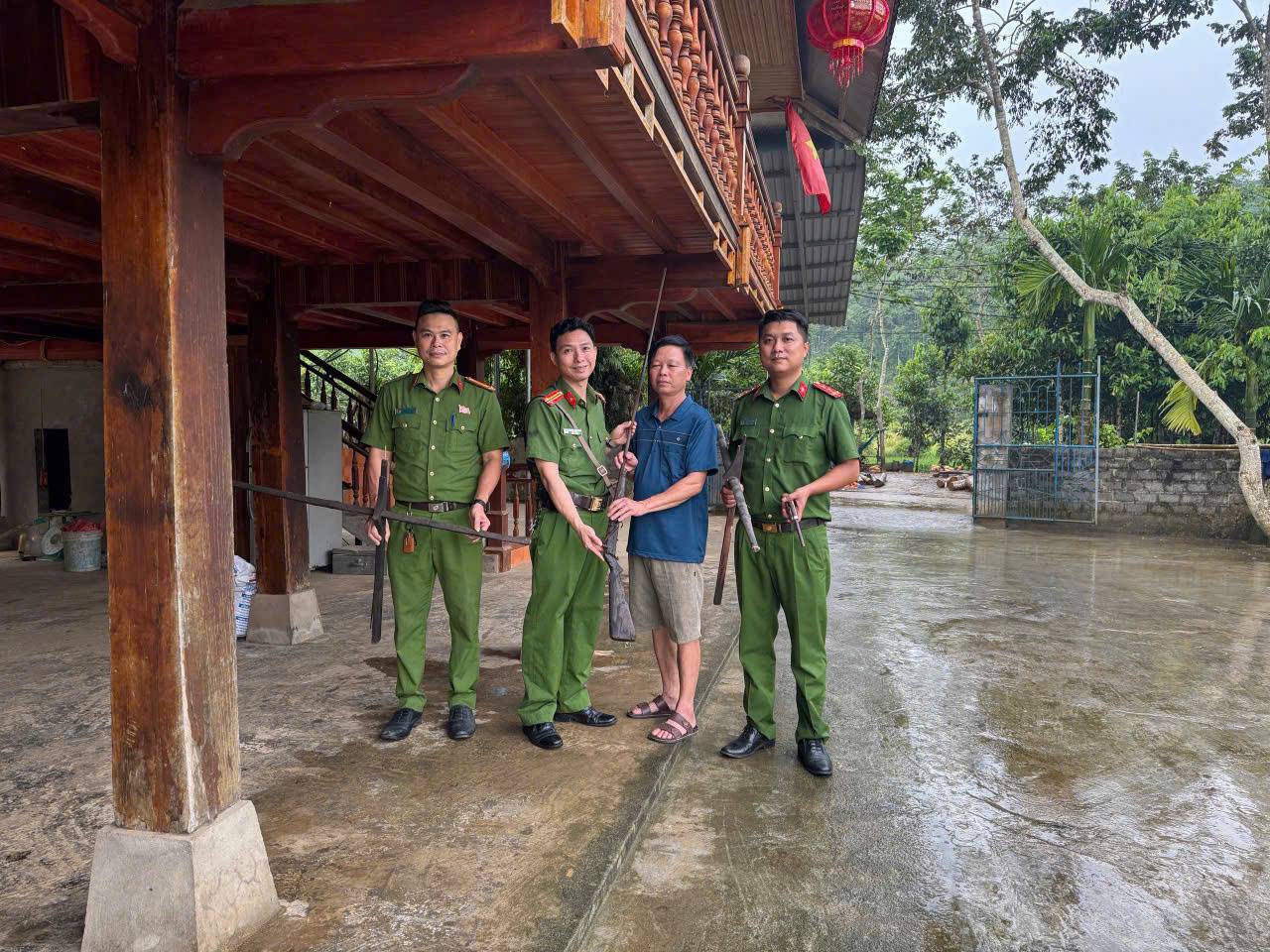 Người dân tự giác giao nộp súng tự chế sau khi được lực lượng Công an tuyên truyền, vận động