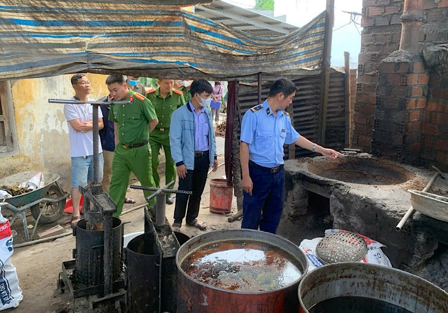 Gia Lai: Tiêu hủy hơn 280 kg mỡ động vật bốc mùi hôi thối