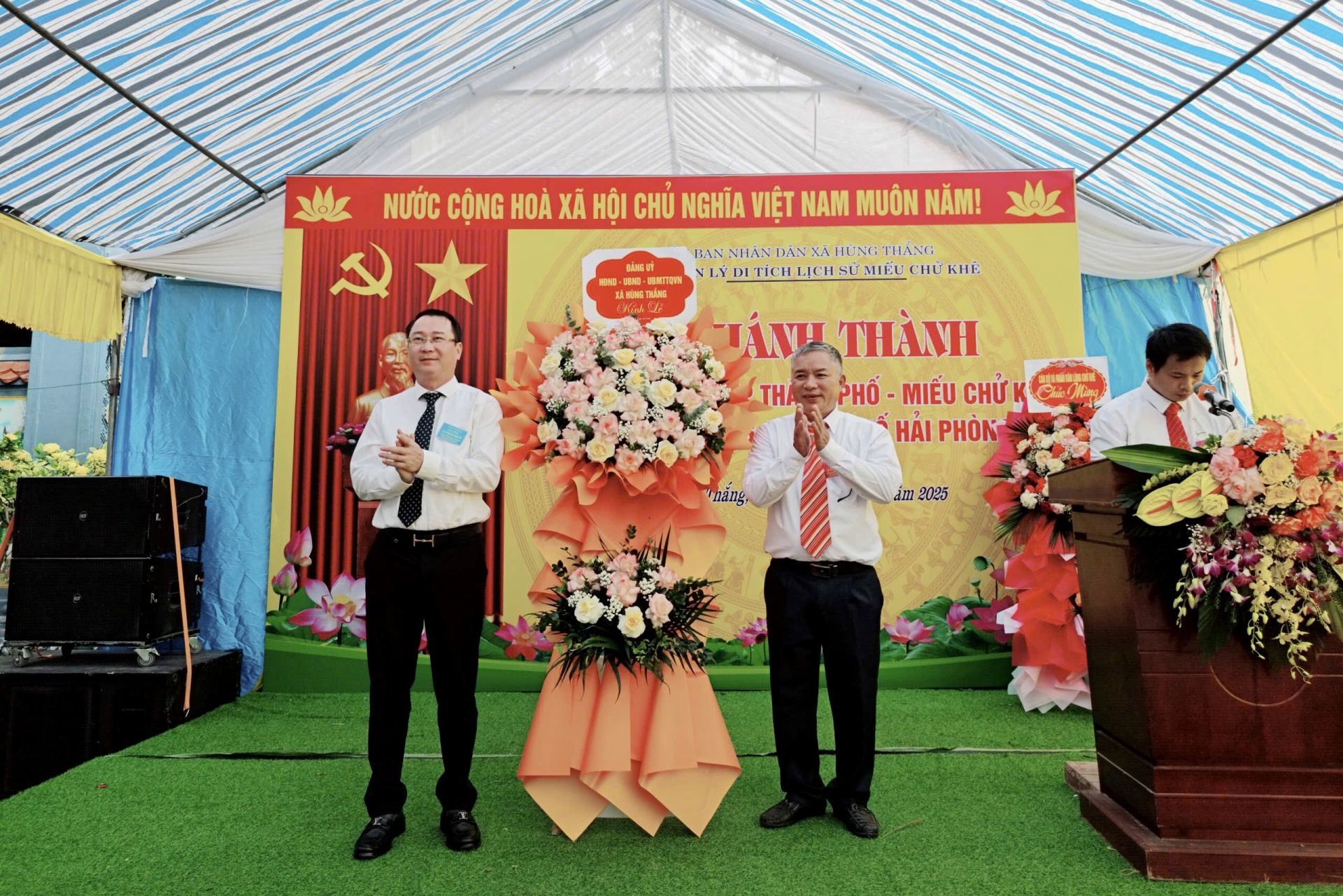 Lãnh đạo xã Hùng Thắng tặng hoa chúc mừng.