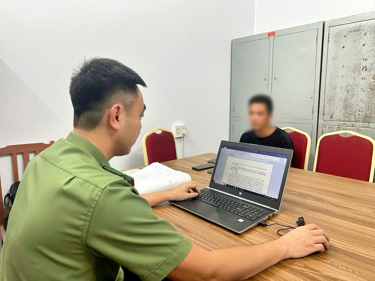 Đối tượng M.V.H tại cơ quan công an,