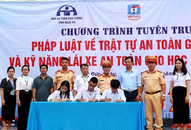 Hơn 1.800 học sinh Trường THPT Diễn Châu 2 được trang bị kỹ năng lái xe an toàn