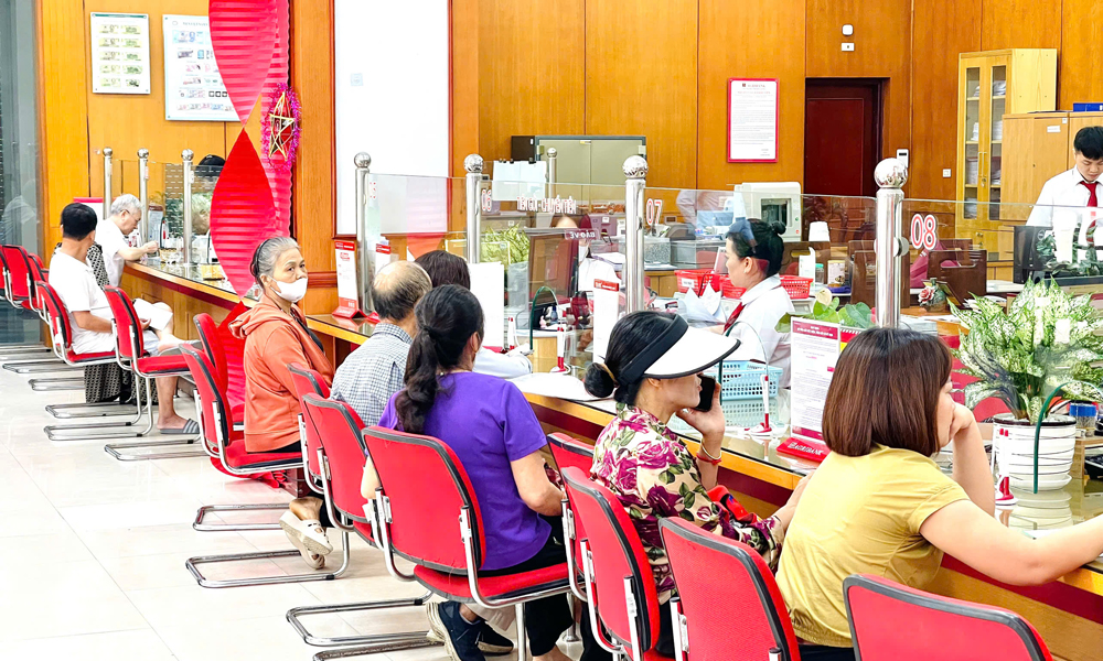 Khách hàng đến giao dịch tại Agribank Chi nhánh Bắc Giang.