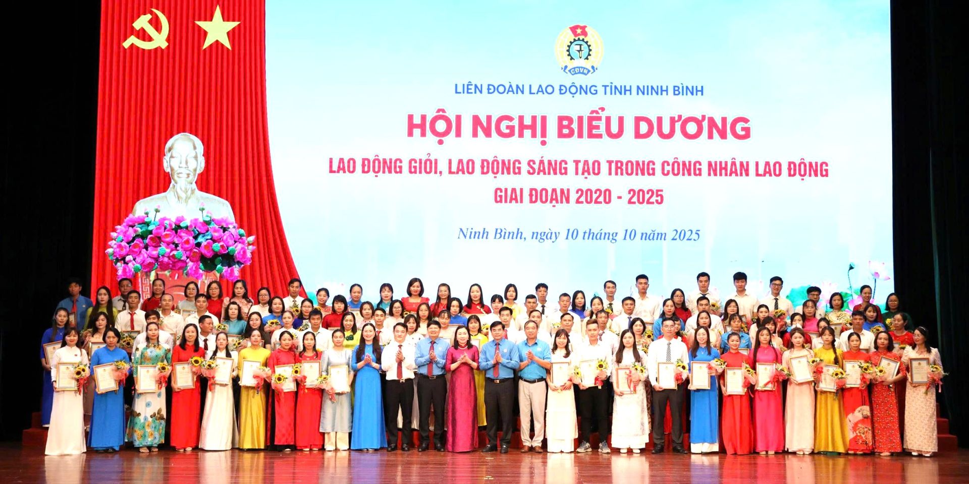 Các đại biểu chụp ảnh lưu niệm cùng công nhân lao động tiêu biểu được khen thưởng Các đại biểu chụp ảnh lưu niệm cùng công nhân lao động tiêu biểu được khen thưởng