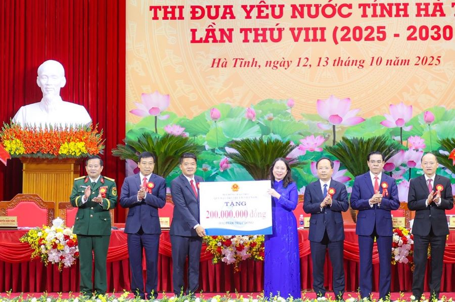 Nhân dịp này, Phó Chủ tịch nước Võ Thị Ánh Xuân đã trao tặng quà của Hội đồng Bảo trợ Quỹ Bảo trợ trẻ em Việt Nam cho trẻ em Hà Tĩnh có hoàn cảnh khó khăn trị giá 200 triệu đồng.