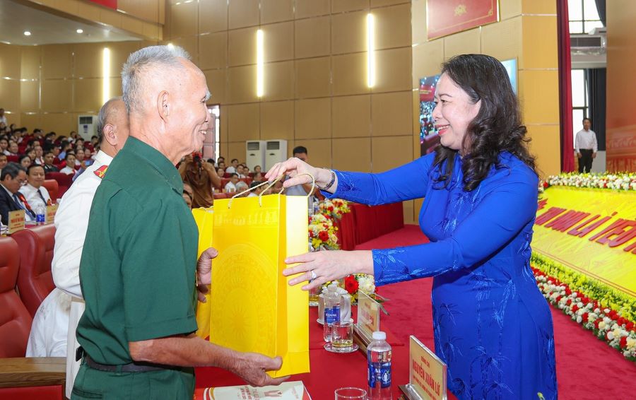 Phó Chủ tịch nước Võ Thị Ánh Xuân tặng quà cho Mẹ Việt Nam Anh hùng Trần Thị Huyến, Anh hùng Lực lượng vũ trang Nguyễn Xuân Lứ và Anh hùng Lực lượng vũ trang Trần Hữu Đoái.