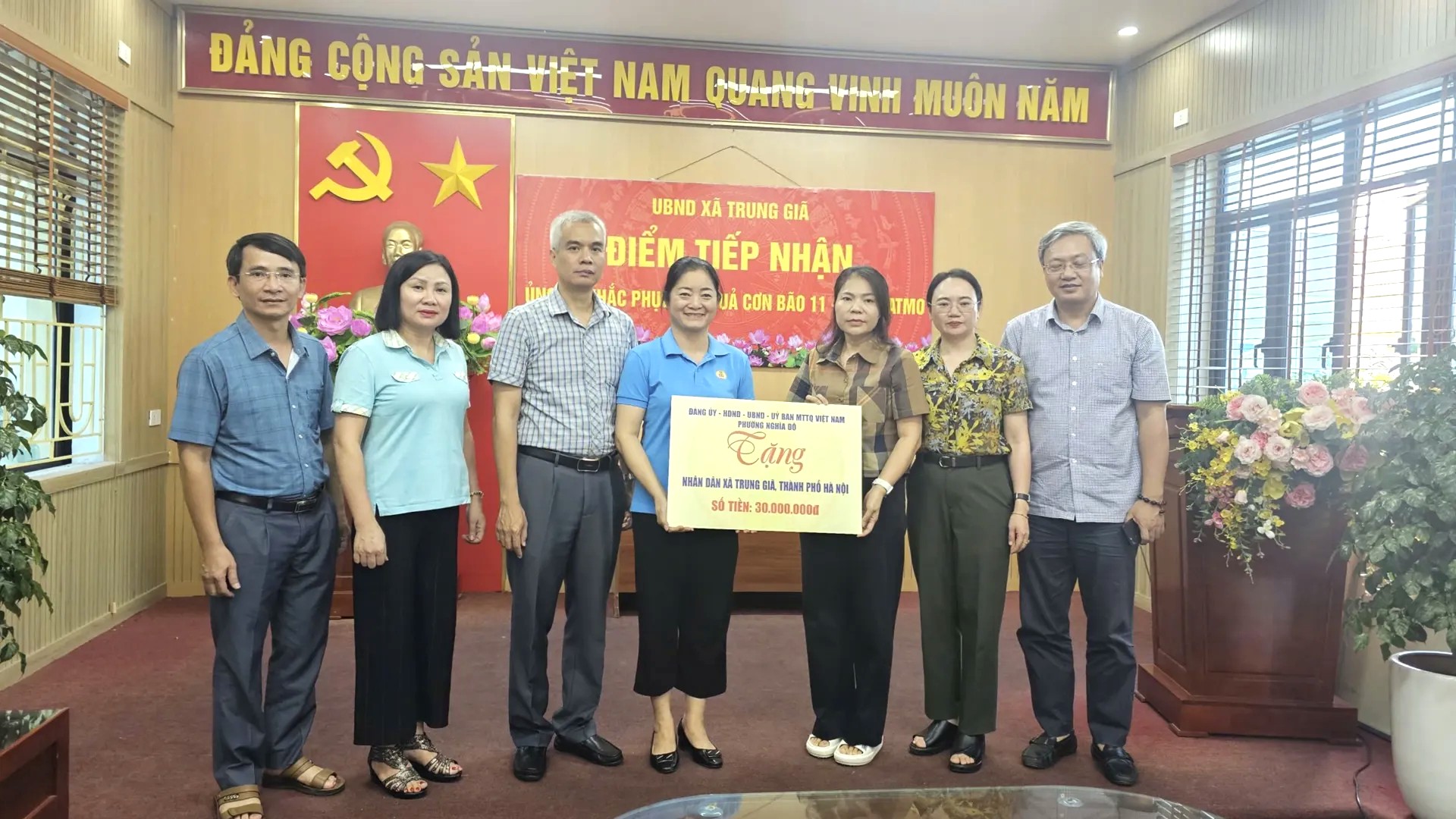 Lãnh đạo phường Nghĩa Đô trao hỗ trợ cho đại diện xã Trung Giã. Lãnh đạo phường Nghĩa Đô trao hỗ trợ cho đại diện xã Trung Giã.