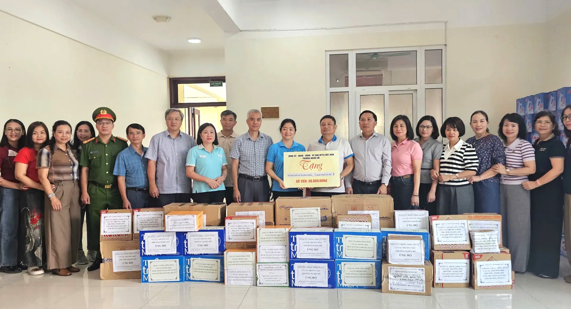 đoàn công tác còn chuyển đến gần 60 thùng hàng cứu trợ gồm các nhu yếu phẩm thiết yếu như sữa, nước uống, lương khô, mì tôm… để hỗ trợ người dân khắc phục khó khăn trước mắt, ổn định đời sống sau lũ. đoàn công tác còn chuyển đến gần 60 thùng hàng cứu trợ gồm các nhu yếu phẩm thiết yếu như sữa, nước uống, lương khô, mì tôm… để hỗ trợ người dân khắc phục khó khăn trước mắt, ổn định đời sống sau lũ.