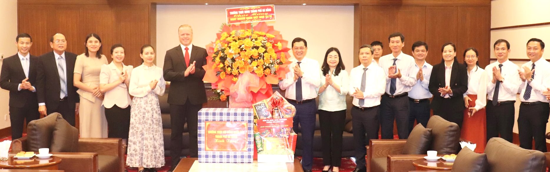 Ông Trần Phước Sơn, Ủy viên Ban Thường vụ, Phó Chủ tịch Thường trực HĐND TP. Đà Nẵng (thứ 7, bên trái sang) chúc mừng Công ty TNHH Đầu tư và Phát triển Silver Shores.