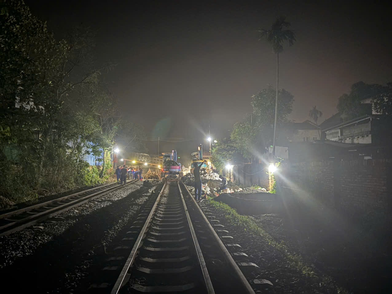 Tuyến đường sắt Hà Nội – Thái Nguyên thông tuyến trở lại sau sự cố sạt lở