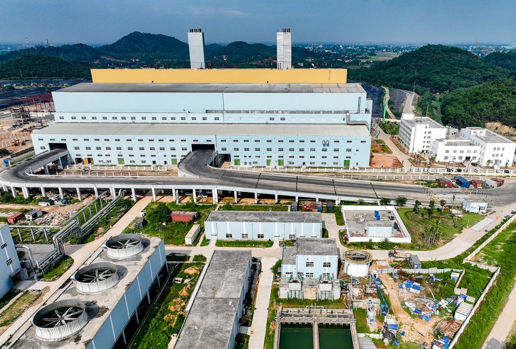 Nh&agrave; m&aacute;y điện r&aacute;c S&oacute;c Sơn c&oacute; c&ocirc;ng suất đốt 5.000 tấn r&aacute;c/ng&agrave;y đ&ecirc;m. Ảnh: Ho&agrave;ng Sơn