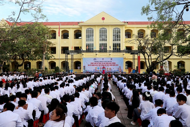 Hơn 1.800 học sinh Trường THPT Diễn Châu 2 (xã Đức Châu, tỉnh Nghệ An) được tuyên truyền pháp luật về trật tự an toàn giao thông.