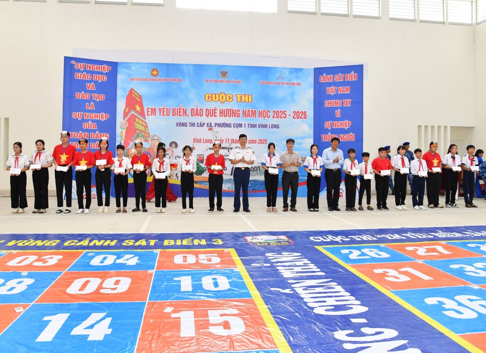 Trao học bổng cho các em học sinh có hoàm cảnh khó khăn tại vòng thi trực tiếp tại Cụm thi xã, phường Cụm thi số 1