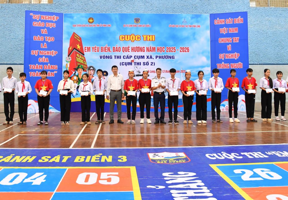 Trao học bổng cho các em học sinh có hoàm cảnh khó khăn tại vòng thi trực tiếp tại Cụm thi xã, phường Cụm thi số 2