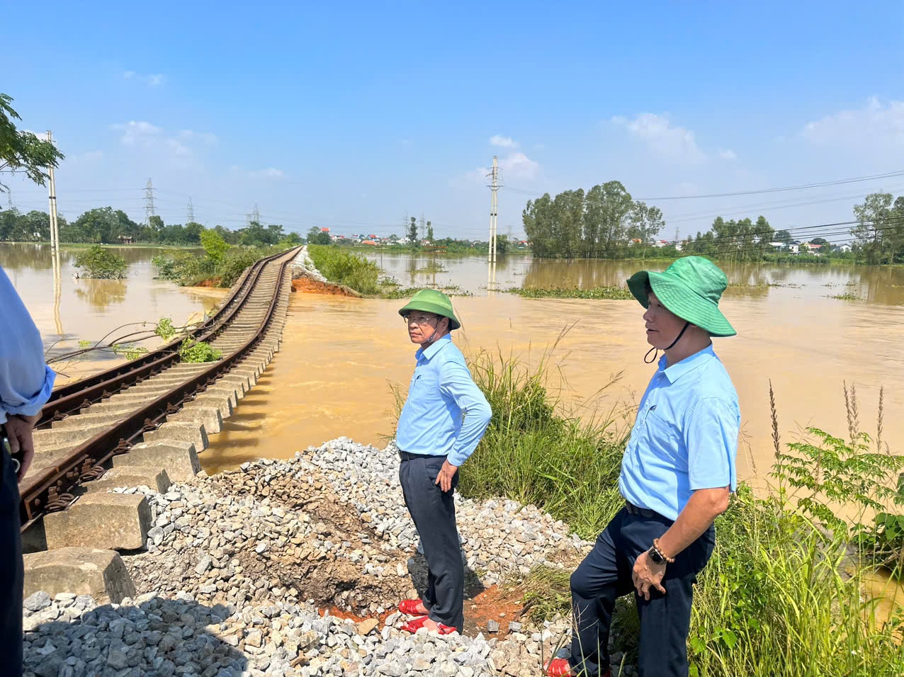 Phía Tổng công ty Đường sắt Việt Nam kiểm tra hiện trường khắc phục sự cố sạt lở nền đường tại xã Trung Giã. Ảnh: Chi Nam