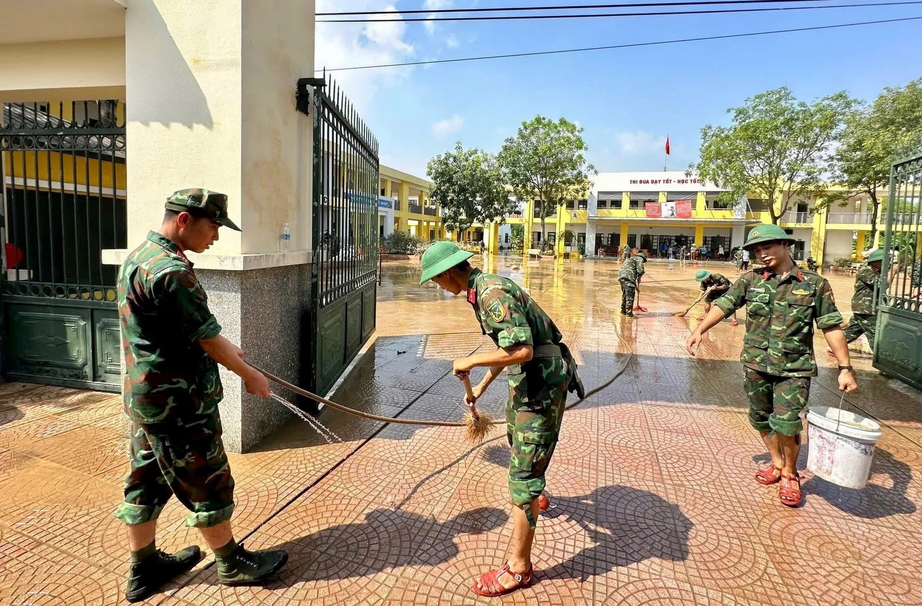 Lực lượng quân đội hỗ trợ người dân xã Trung Giã dọn dẹp vệ sinh môi trường. Ảnh: Ngô Huân