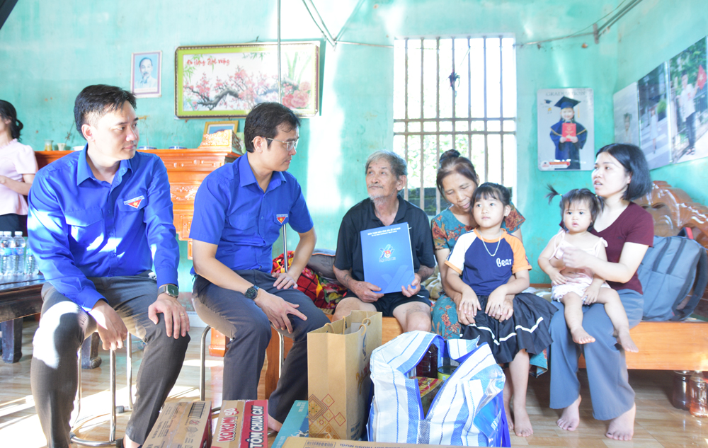 Bí thư thứ nhất TW Đoàn Bùi Quang Huy thăm, tặng quà người dân Bắc Ninh bị ảnh hưởng bởi bão lũ