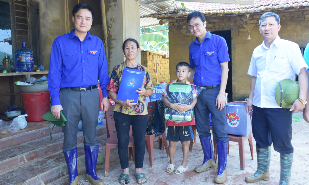 đồng chí Bùi Quang Huy, Ủy viên dự khuyết Trung ương Đảng, Phó Chủ tịch Ủy ban Trung ương MTTQ Việt Nam, Bí thư thứ nhất Trung ương Đoàn đến thăm, động viên, trao quà cho gia đình cháu Nông Bảo An.