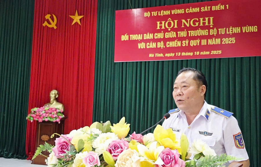Thiếu tướng Trần Văn Hậu - Bí thư Đảng ủy, Chính ủy Bộ Tư lệnh Vùng Cảnh sát biển 1 chủ trì đối thoại dân chủ quý III/2025