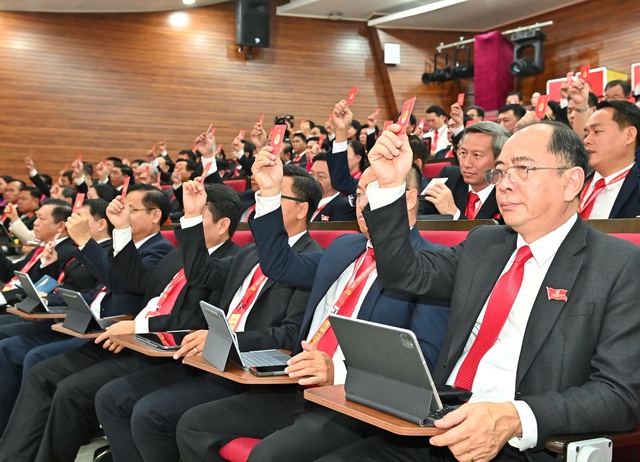 Các đại biểu biểu quyết thông qua các nội dung làm việc tại Đại hội - Ảnh: BTC