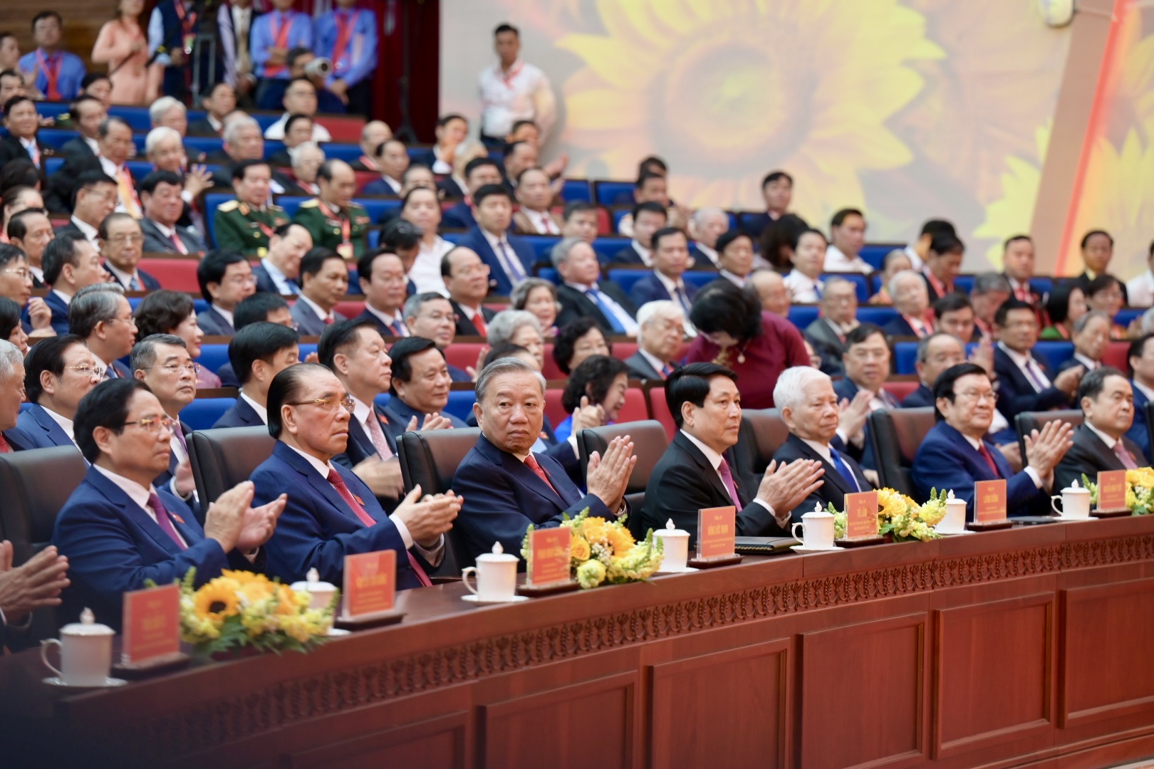 Tổng Bí thư Tô Lâm, Chủ tịch nước Lương Cường, Thủ tướng Phạm Minh Chính, Chủ tịch Quốc hội Trần Thanh Mẫn và các đồng chí nguyên lãnh đạo Đảng, Nhà nước dự phiên khai mạc Đại hội Đại biểu Đảng bộ TP. HCM lần thứ I, nhiệm kỳ 2025-2030 Tổng Bí thư Tô Lâm, Chủ tịch nước Lương Cường, Thủ tướng Phạm Minh Chính, Chủ tịch Quốc hội Trần Thanh Mẫn và các đồng chí nguyên lãnh đạo Đảng, Nhà nước dự phiên khai mạc Đại hội Đại biểu Đảng bộ TP. HCM lần thứ I, nhiệm kỳ 2025-2030