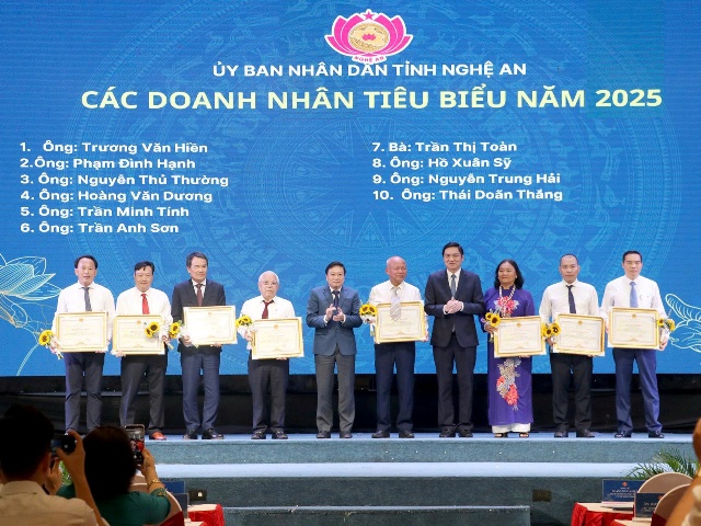 Phó Bí thư Thường trực Tỉnh ủy Hoàng Nghĩa Hiếu và Chủ tịch UBND tỉnh Lê Hồng Vinh trao Bằng khen của UBND tỉnh cho 10 doanh nhân tiêu biểu năm 2025.