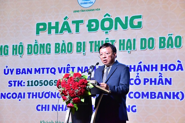Ông Lê Huyền- Phó Chủ tịch UBND tỉnh thay mặt UBND tỉnh phát động tại chỗ ủng hộ đồng bào các tỉnh bị thiệt hại do bão lũ