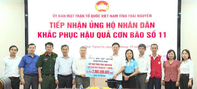 Chủ tịch HĐND TP. Đà Nẵng Nguyễn Đức Dũng (thứ 5, từ trái sang) trao hỗ trợ cho lãnh đạo tỉnh Thái Nguyên.