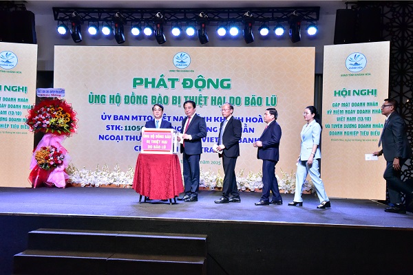 Các vị lãnh đạo tỉnh tham gia ủng hộ