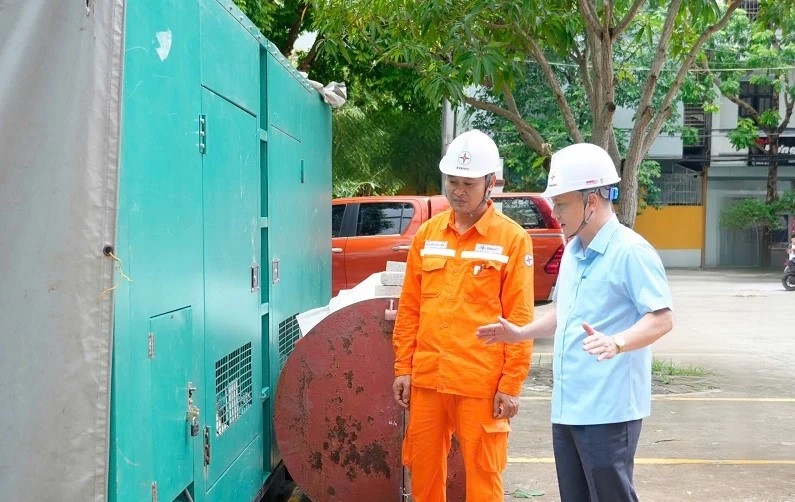 Bí thư Đảng ủy, Giám đốc PC Thanh Hóa chỉ đạo công tác cấp điện phục vụ Đại hội tại Trung tâm Hội nghị 25B.