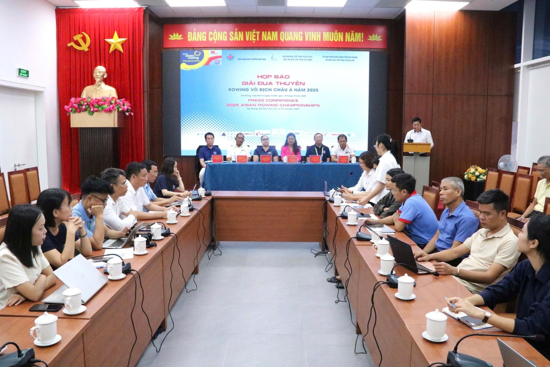 Quang cảnh cuộc họp báo. Quang cảnh cuộc họp báo.