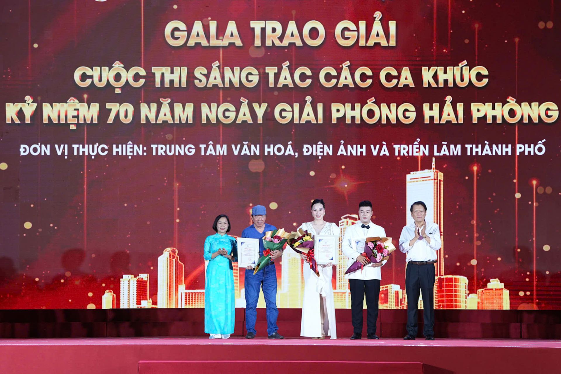 Ban Tổ chức trao 03 giải Ba (trị giá 30 triệu đồng/giải) cho các ca khúc “70 năm giải phóng Hải Phòng” tác giả Nguyễn Duy Thái (thành phố Hải Phòng), “Hải Phòng cơn sóng dâng trào” tác giả Đình Nghĩ (tỉnh Lâm Đồng), “Nhớ thành phố hoa phượng” tác giả Lê Hải Đăng (thành phố Hồ Chí Minh). Ban Tổ chức trao 03 giải Ba (trị giá 30 triệu đồng/giải) cho các ca khúc “70 năm giải phóng Hải Phòng” tác giả Nguyễn Duy Thái (thành phố Hải Phòng), “Hải Phòng cơn sóng dâng trào” tác giả Đình Nghĩ (tỉnh Lâm Đồng), “Nhớ thành phố hoa phượng” tác giả Lê Hải Đăng (thành phố Hồ Chí Minh).