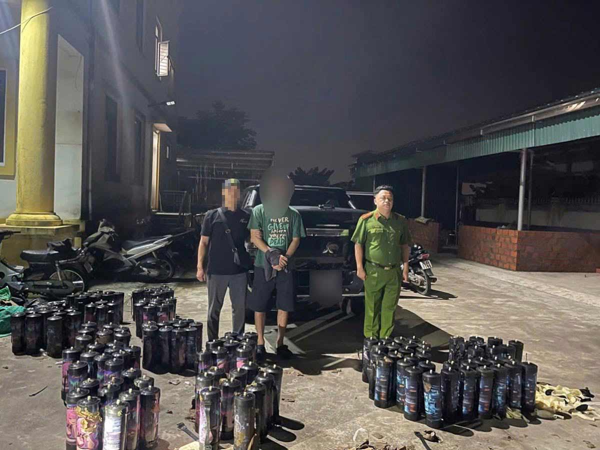 Đối tượng V.V.T (đứng giữa) và toàn bộ tang vật là 140 bình khí cười. Ảnh: Công an Quảng Ninh