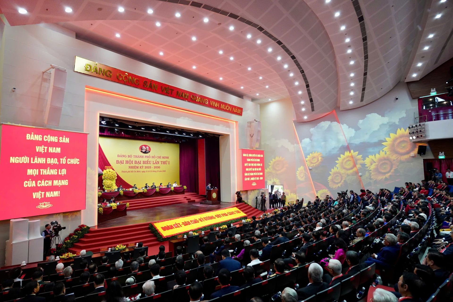 Đại hội Đại biểu Đảng bộ TPHCM lần thứ I nhiệm kỳ 2025-2030 triệu tập 547 đại biểu chính thức, trong đó có 106 đại biểu đương nhiên và 441 đại biểu được chỉ định tại các đảng bộ xã, phường, đặc khu và đảng bộ cấp trên cơ sở trực thuộc Thành ủy TPHCM Đại hội Đại biểu Đảng bộ TPHCM lần thứ I nhiệm kỳ 2025-2030 triệu tập 547 đại biểu chính thức, trong đó có 106 đại biểu đương nhiên và 441 đại biểu được chỉ định tại các đảng bộ xã, phường, đặc khu và đảng bộ cấp trên cơ sở trực thuộc Thành ủy TPHCM